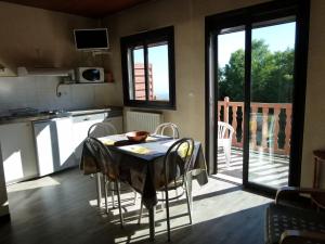 Η κουζίνα ή μικρή κουζίνα στο Residence LUDOVIC appartement GENET +23 φωτογραφίες