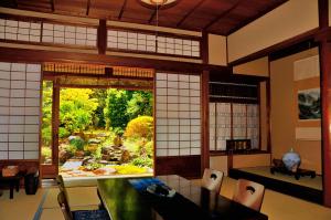 una sala da pranzo con vista sul giardino di Kotorian ad Asuka