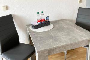 una mesa con dos bebidas encima en Apartment mit Dachterrasse nahe Zwickau, en Glauchau