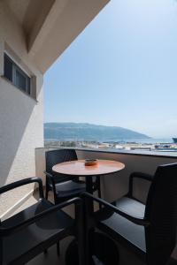 ヴロラにあるHotel PortSide GFの景色を望むバルコニー(テーブル、椅子付)