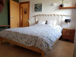Postel nebo postele na pokoji v ubytování chambre d'hôtes de charme, un temps en forêt