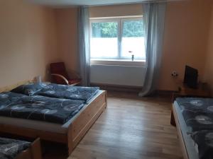 Posteľ alebo postele v izbe v ubytovaní Apartmány u Mlýna