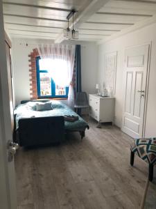 Schlafzimmer mit einem Bett, einem Schreibtisch und einem Fenster in der Unterkunft Wilaneska Prośno in Prośno