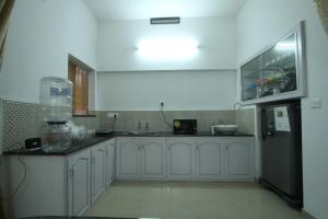 Aaron's Homestay的厨房或小厨房