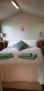 Cama ou camas em um quarto em Hideaway Holiday Cottages