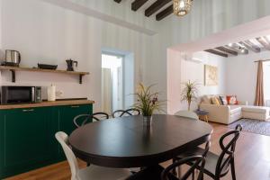 cocina y sala de estar con mesa y sillas en TACITA Family Home by Cadiz4Rentals, en Cádiz