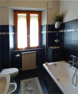a bathroom with a tub and a toilet and a sink at Affittacamere La Foresta di Sopra in Barga