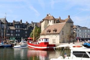 a group of boats are docked in a harbor at L'Honna Flow, appartement de charme près du centre. in Honfleur