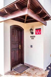 una puerta delantera de una casa con un cartel en ella en Casa Sissy, en Playa Blanca 12 fotos más