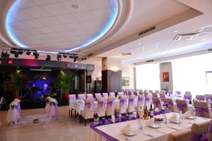 A restaurant or other place to eat at Hotel Dragalevtsi Még 37 kép