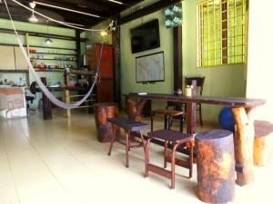 Habitación con mesa de madera, sillas y mesa. en Pangkor Guesthouse SPK, en Pangkor