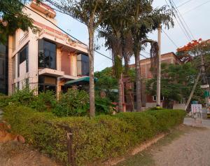 un edificio al lado de una calle en Siris 18, en Gurgaon