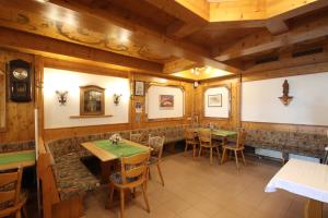 Restaurace v ubytování Hotel-Dörfler Garni