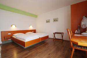 Postel nebo postele na pokoji v ubytování Hotel-Dörfler Garni
