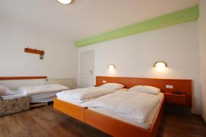 Postel nebo postele na pokoji v ubytování Hotel-Dörfler Garni