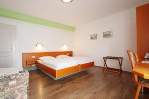 Postel nebo postele na pokoji v ubytování Hotel-Dörfler Garni