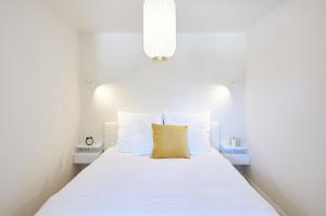 Un pat sau paturi într-o cameră la Ferienwohnung Sonnendeck mit Bergblick