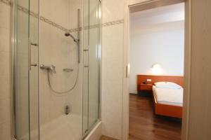 Postel nebo postele na pokoji v ubytování Hotel-Dörfler Garni