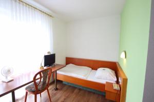 Postel nebo postele na pokoji v ubytování Hotel-Dörfler Garni