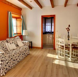 a living room with a couch and a table at Casa Anhelo El Candíl in Puebla de Lillo