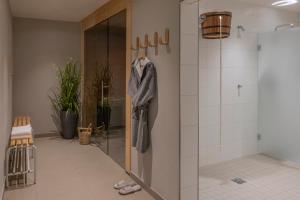 ein Bad mit einer Dusche und einer Glastür in der Unterkunft INNSiDE by Meliá Aachen in Aachen