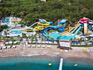 Un aquapark la sau în apropiere de acest complex