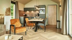 eine Küche und ein Wohnzimmer mit einem Tisch und Stühlen in der Unterkunft UplandParcs Winterberg in Winterberg