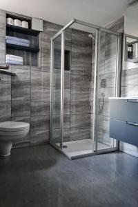 bagno con doccia e servizi igienici. di Haus an der Leukquelle a Perl