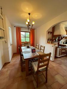 - une cuisine et une salle à manger avec une table et des chaises dans l'établissement Ferienwohnung mit Herz Seebruck am Chiemsee, à Seeon-Seebruck
