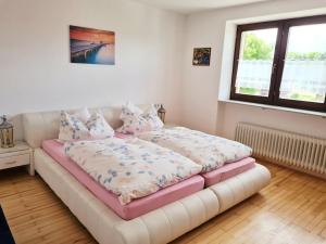 A bed or beds in a room at Haus an der Leukquelle