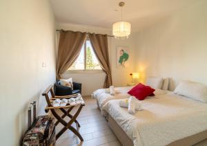 Postel nebo postele na pokoji v ubytování Mesogios House Suites + 37 fotografií