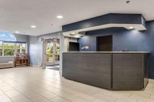 Лобі або стійка реєстрації в Quality Inn Owatonna Near Medical Center