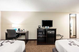 Sleep Inn & Suites tesisinde bir televizyon ve/veya eğlence merkezi