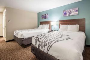 En eller flere senge i et værelse på Sleep Inn & Suites