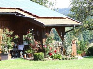 ein Haus mit einem Sonnendach darüber in der Unterkunft Ferienwohnung Doblhofer in Untergriesbach