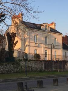 una gran casa blanca al lado de una calle en La Houache Chambres d'Hôtes en Le Pellerin