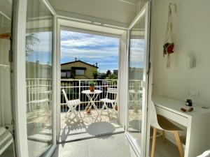 Rõdu või terrass majutusasutuses Pathos Guest House