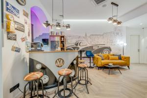 a living room with a bar with stools at Casa Costabella in Split