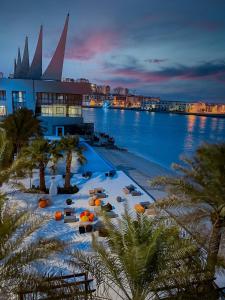 una vista de un cuerpo de agua con una ciudad en Dragon Hotel And Resort en Manama