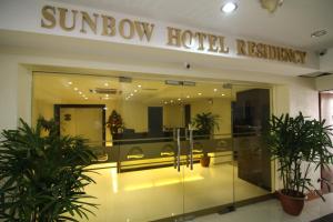 un hotel Sunbury con un cartel en la parte delantera de un edificio en SunGold Inn, en Kuala Lumpur