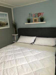 een slaapkamer met een groot wit bed met 2 kussens bij RBR 1211 - Beach Resort Kamperland in Kamperland