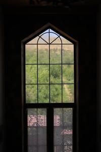 una finestra con vista su un campo verde di Garni HinYard a Garni