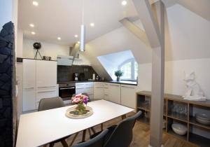 eine Küche mit einem weißen Tisch und Stühlen in der Unterkunft Wohnperle Apartment Adele in Dresden