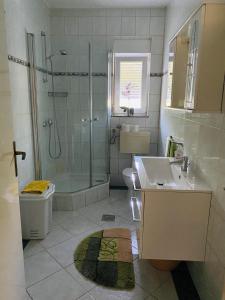 ein Bad mit einer Dusche, einem Waschbecken und einem WC in der Unterkunft Villa Chiara in Vodice