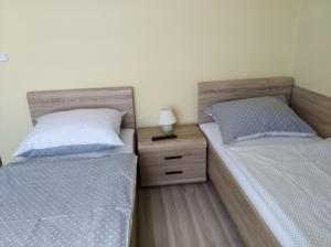 dwa łóżka siedzące obok siebie w sypialni w obiekcie Ubytování Bludov u lázní w mieście Bludov