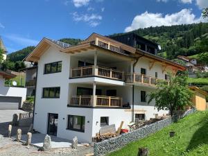 Cette villa offre une vue sur la maison. dans l'établissement Appartements Wolfgang Auderer, à Jerzens