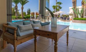 Bazén v ubytování Dedalos Hotel nebo v jeho okolí