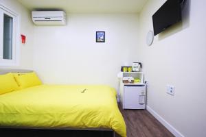 Een bed of bedden in een kamer bij 24 Guesthouse Myeongdong Avenue