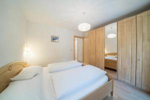 een slaapkamer met 2 bedden in een kamer bij Ferienhaus Maria Edelweiss in Pfelders