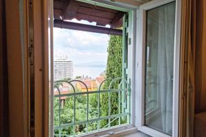 una finestra con vista sulla città di Apartment Julija a Opatija